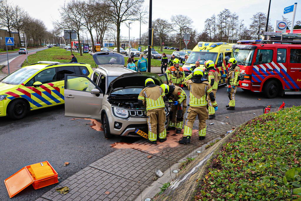 Bestuurder knalt tegen rotonde en belandt op zijkant