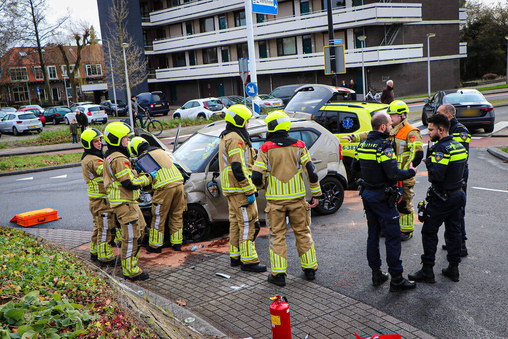 Bestuurder knalt tegen rotonde en belandt op zijkant