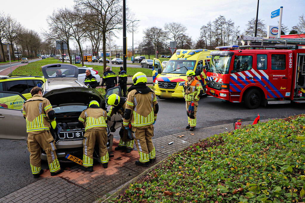 Bestuurder knalt tegen rotonde en belandt op zijkant