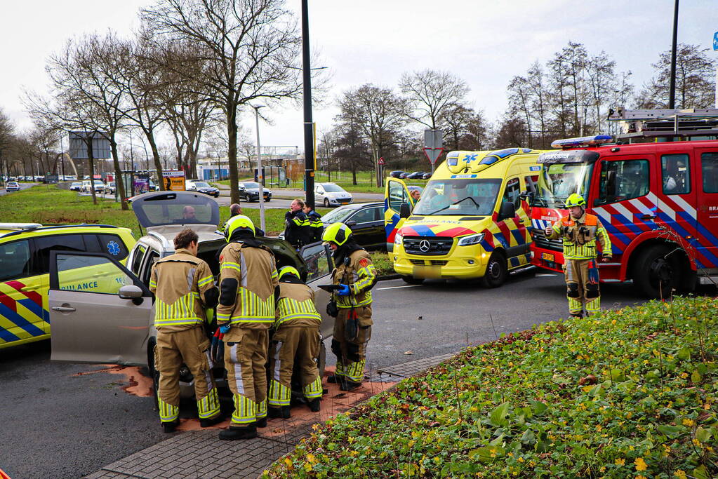 Bestuurder knalt tegen rotonde en belandt op zijkant