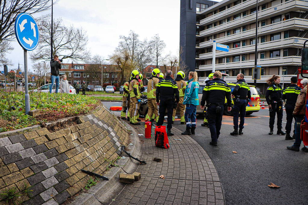 Bestuurder knalt tegen rotonde en belandt op zijkant