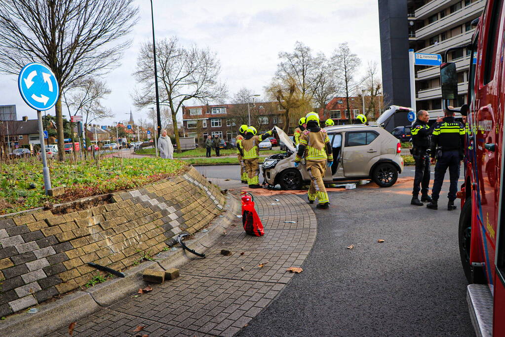 Bestuurder knalt tegen rotonde en belandt op zijkant