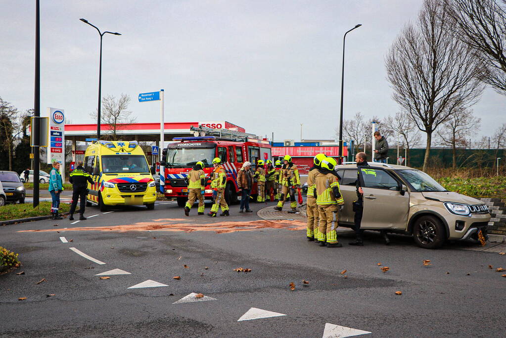 Bestuurder knalt tegen rotonde en belandt op zijkant