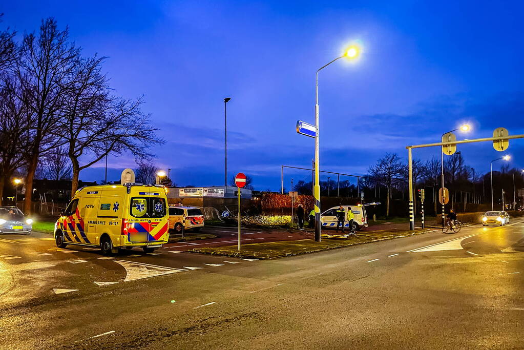 Lijnbus raakt van de weg en ramt verkeersbord en hekwerk