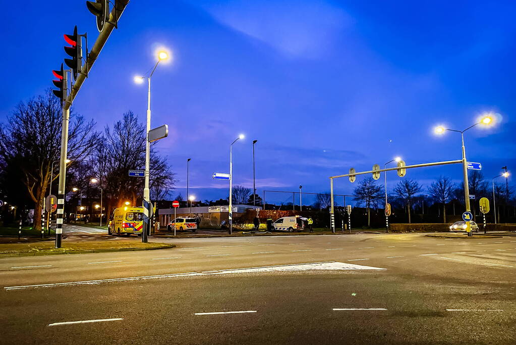 Lijnbus raakt van de weg en ramt verkeersbord en hekwerk