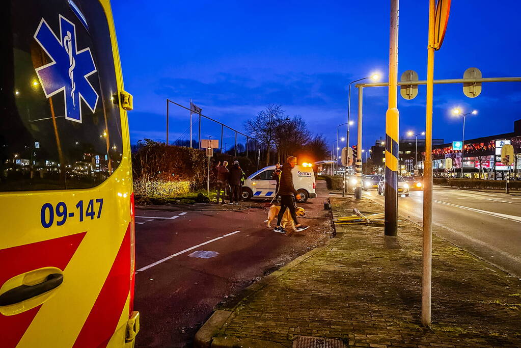 Lijnbus raakt van de weg en ramt verkeersbord en hekwerk