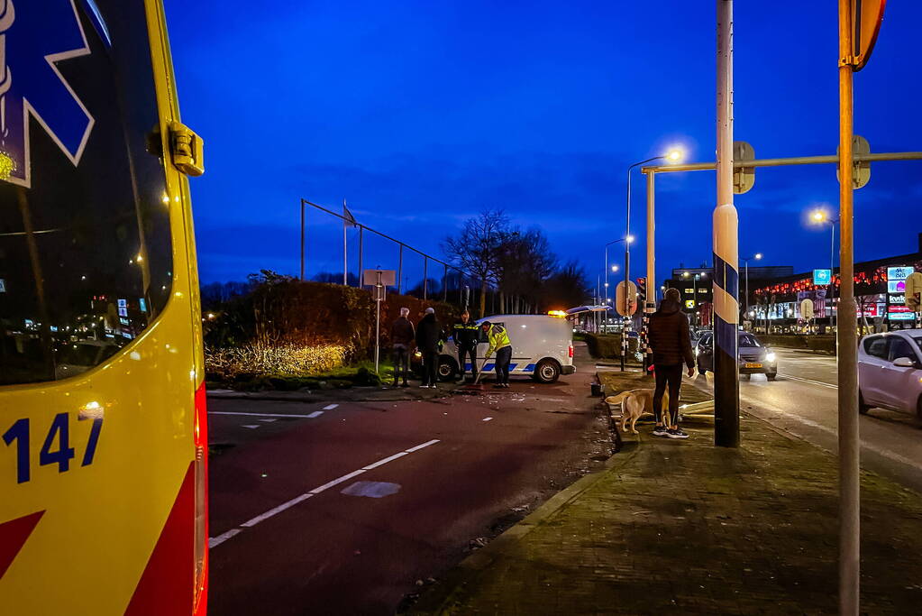 Lijnbus raakt van de weg en ramt verkeersbord en hekwerk