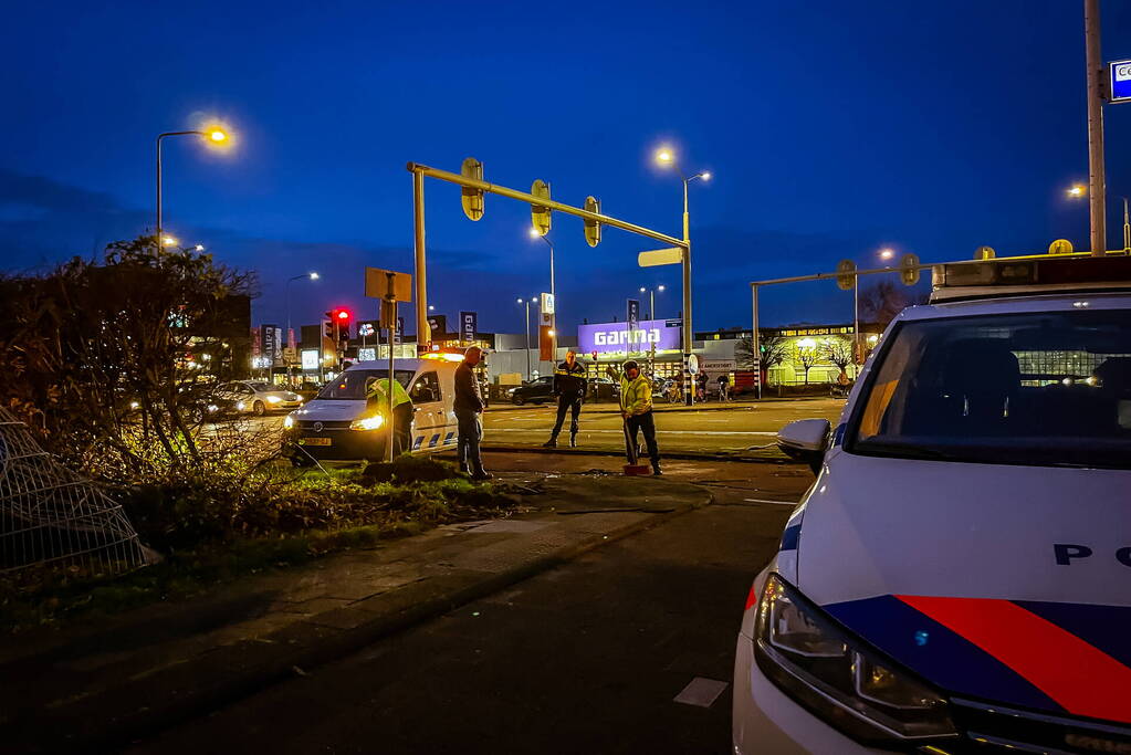 Lijnbus raakt van de weg en ramt verkeersbord en hekwerk