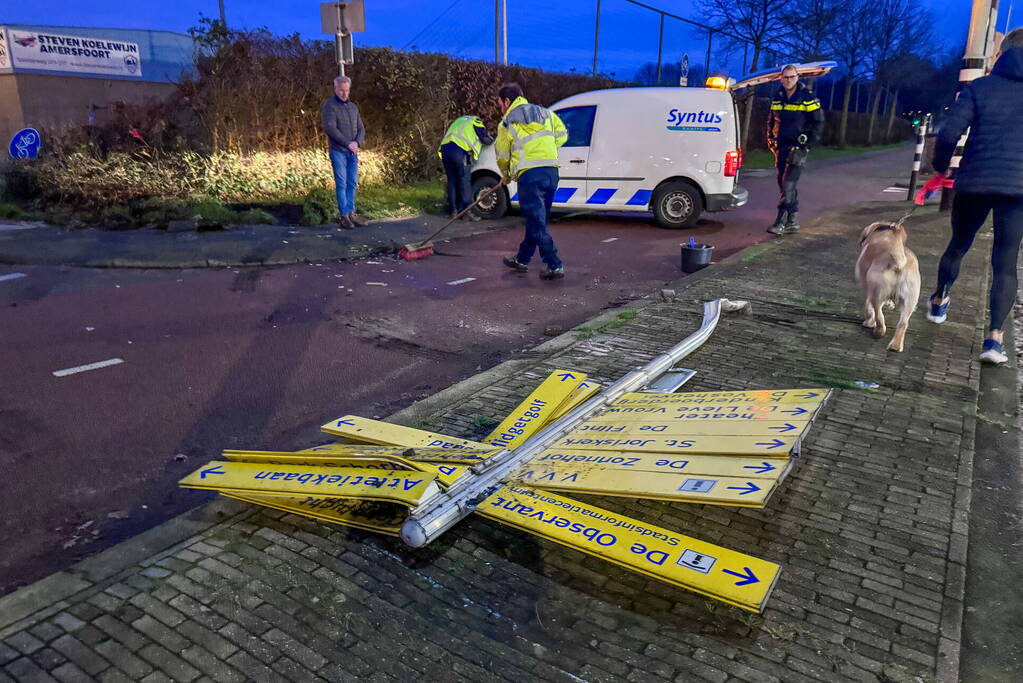 Lijnbus raakt van de weg en ramt verkeersbord en hekwerk