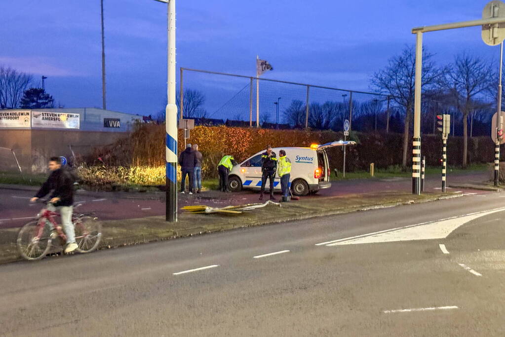 Lijnbus raakt van de weg en ramt verkeersbord en hekwerk