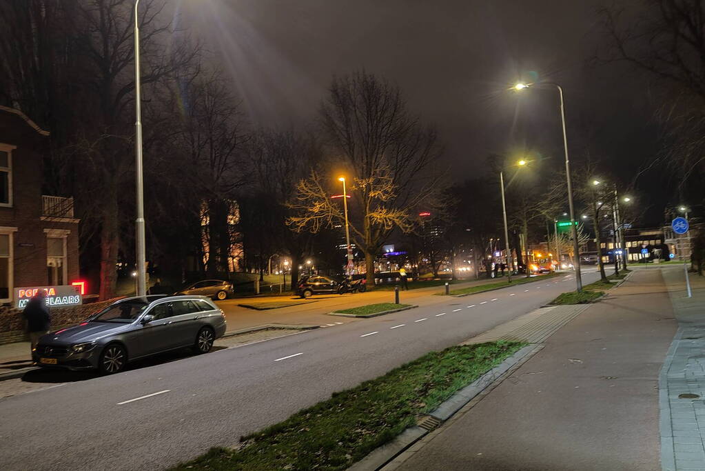 Fietser en automobilist in botsing