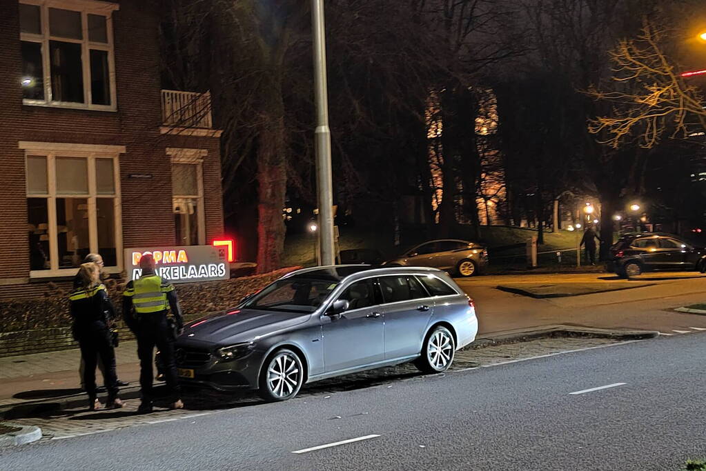 Fietser en automobilist in botsing