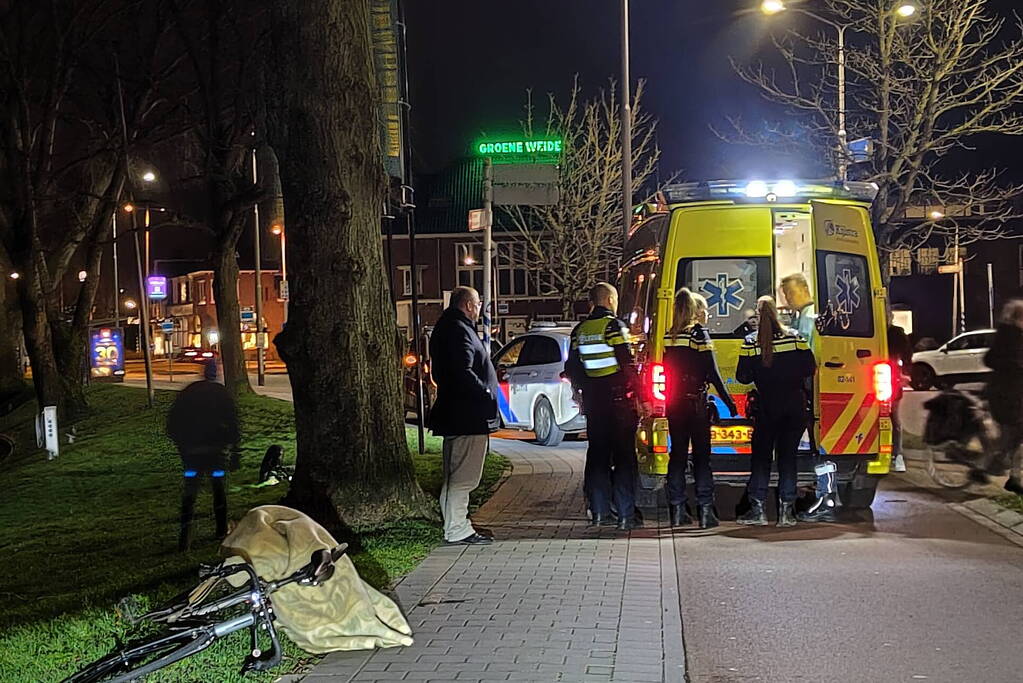 Fietser en automobilist in botsing