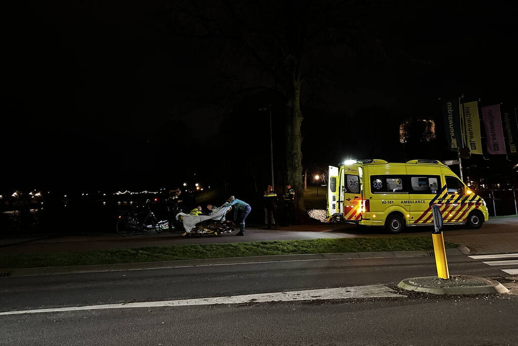 Fietser en automobilist in botsing