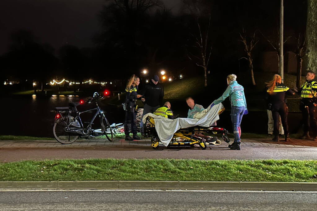 Fietser en automobilist in botsing