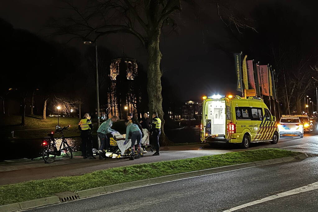 Fietser en automobilist in botsing