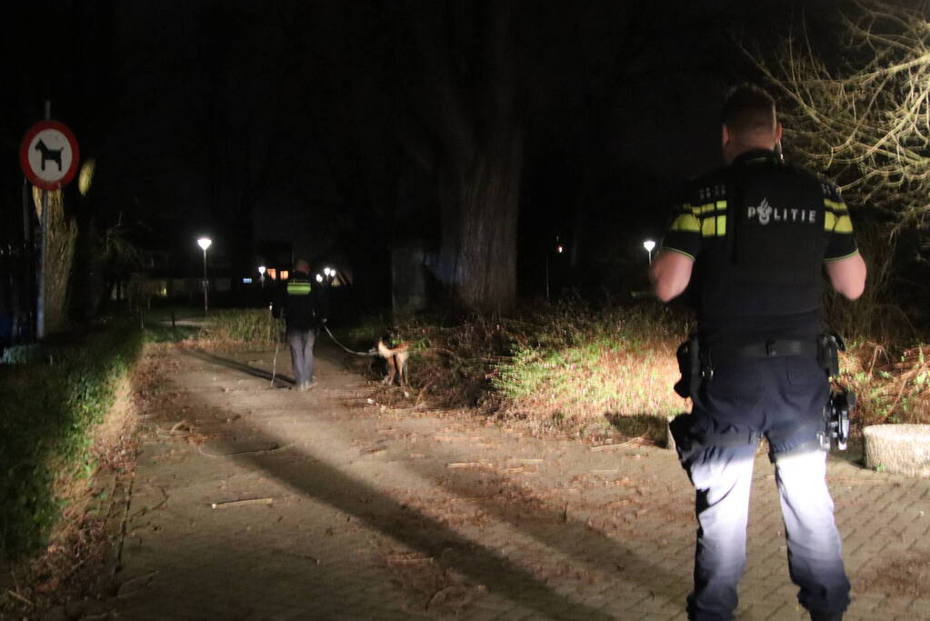 Speurhond zoekt naar vuurwapen na overval