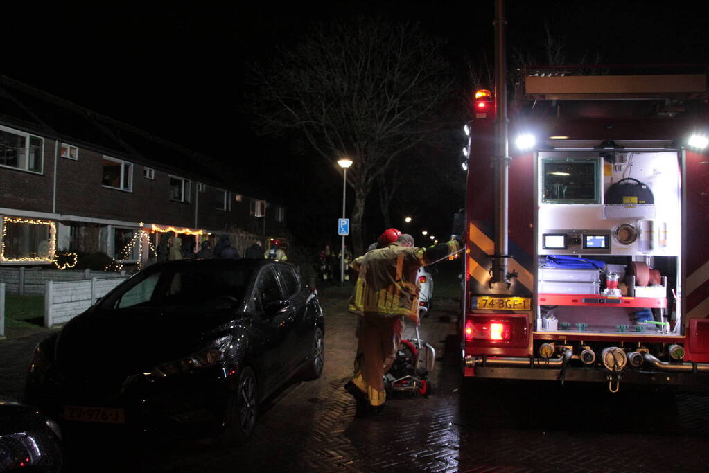 Persoon en hond uit brandende woning gered