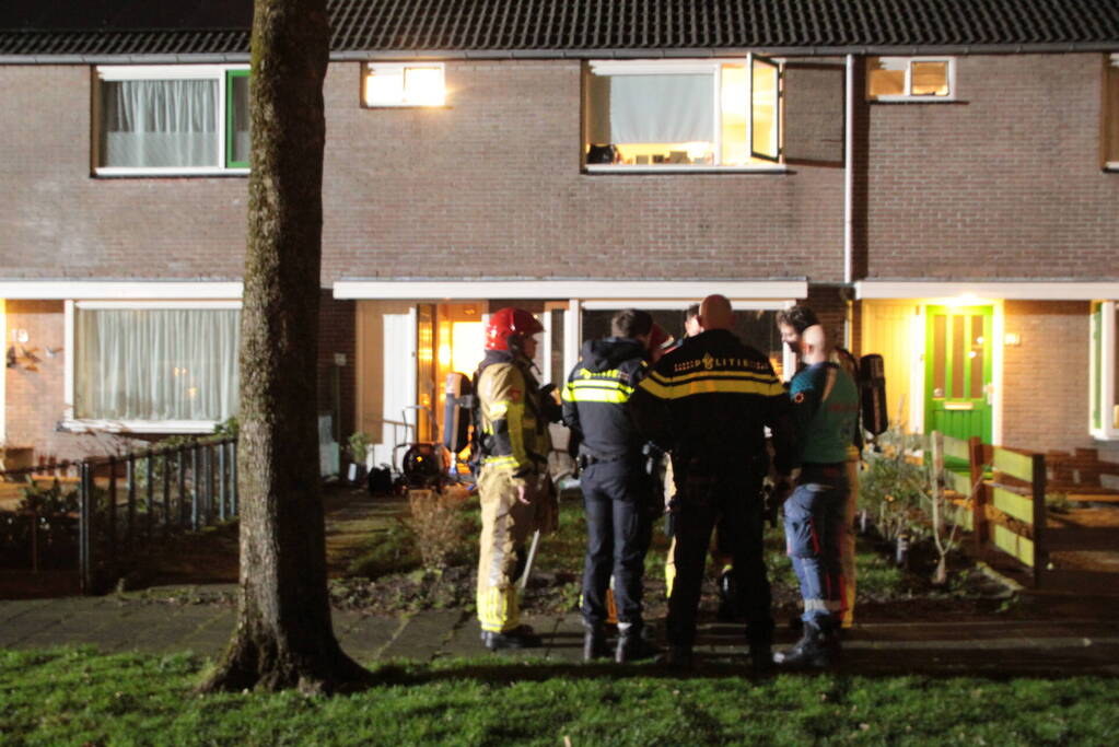 Persoon en hond uit brandende woning gered