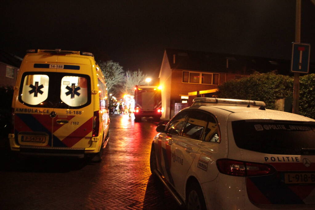 Persoon en hond uit brandende woning gered