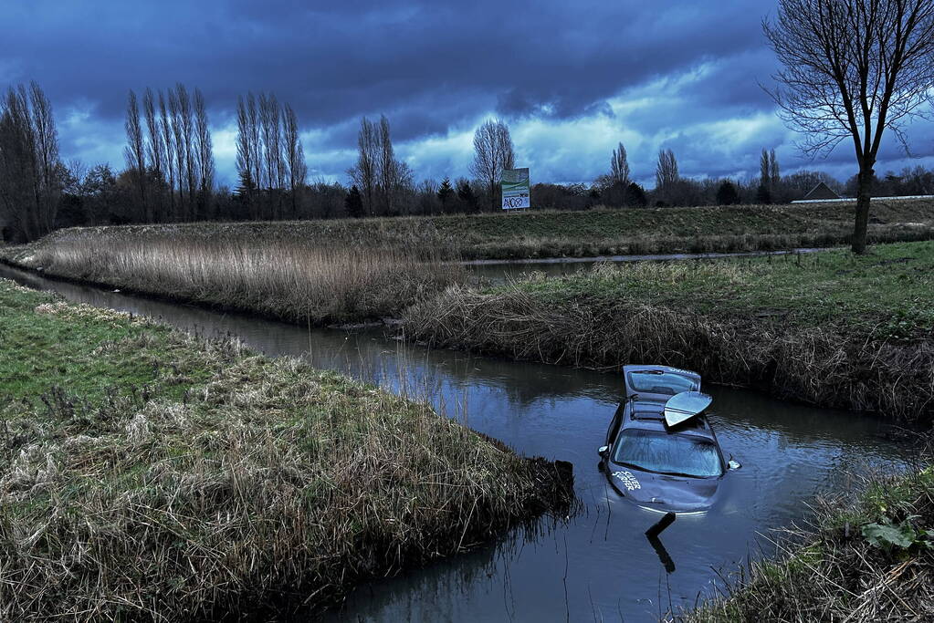 Auto te water inzittenden verlaten plaats ongeval