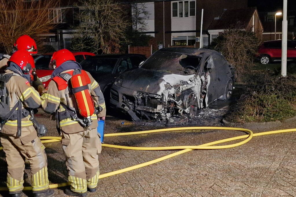 Porsche Cayenne verwoest door brand