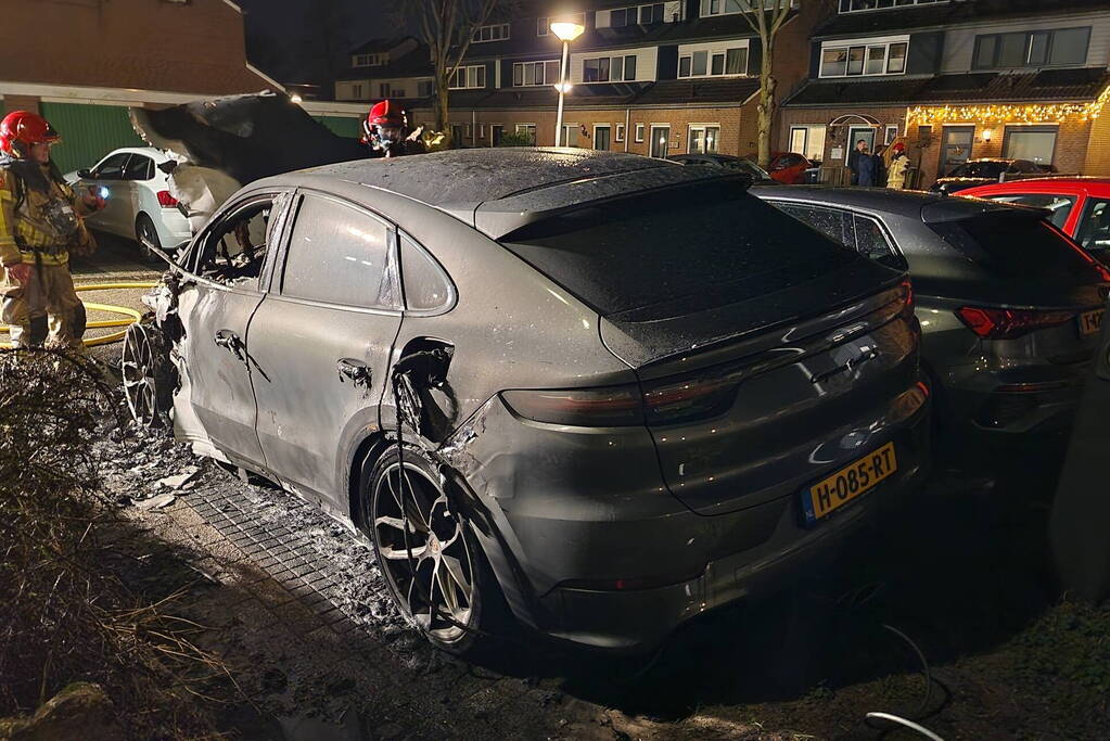 Porsche Cayenne verwoest door brand