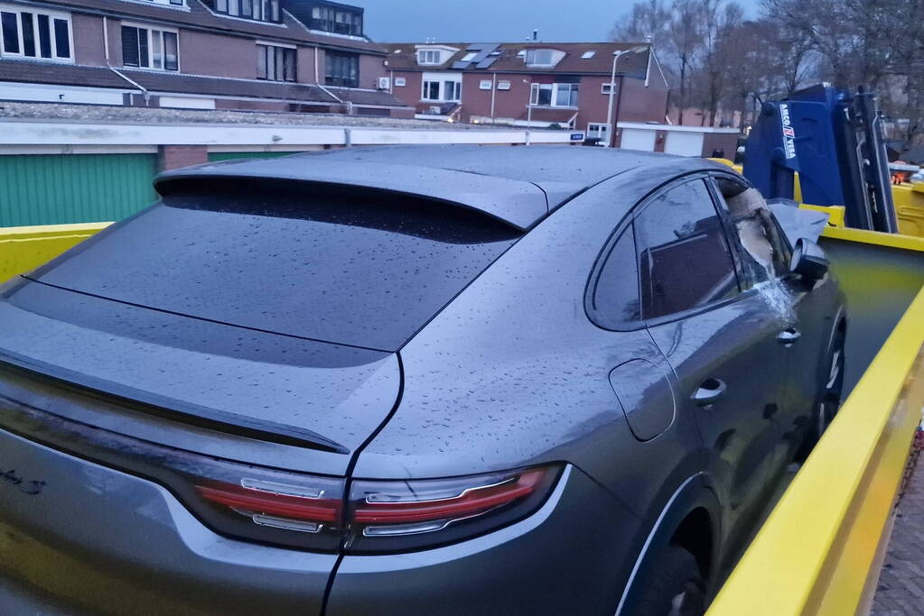 Porsche Cayenne verwoest door brand