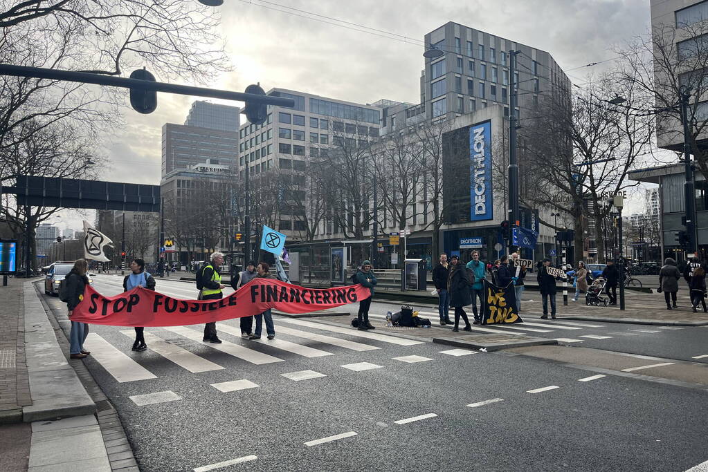 Demonstranten Extinction Rebellion blokkeren Coolsingel