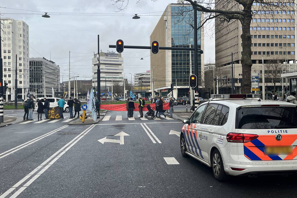 Demonstranten Extinction Rebellion blokkeren Coolsingel