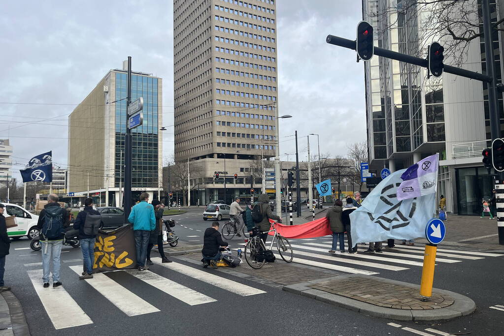 Demonstranten Extinction Rebellion blokkeren Coolsingel