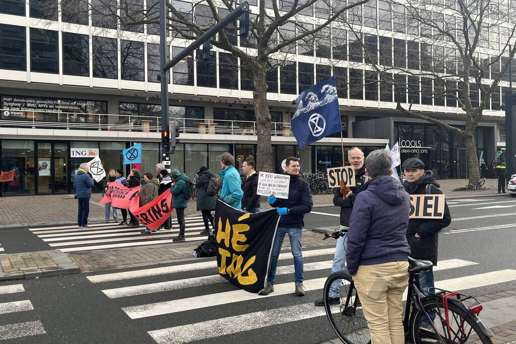 Demonstranten Extinction Rebellion blokkeren Coolsingel