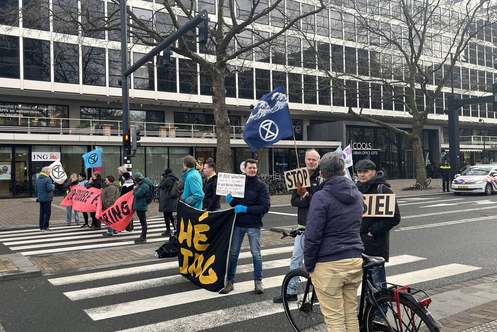 Demonstranten Extinction Rebellion blokkeren Coolsingel