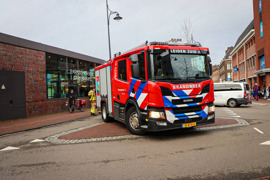 Prullenbak vat vlam in parkeergarage