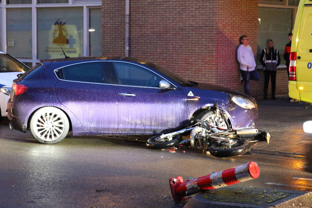 Brommerrijder botst op personenauto