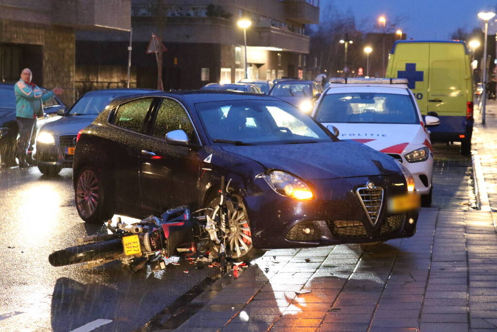 Brommerrijder botst op personenauto