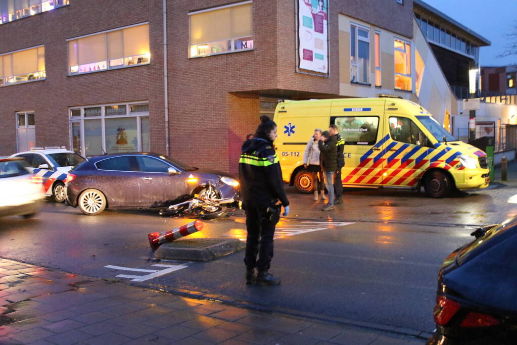 Brommerrijder botst op personenauto