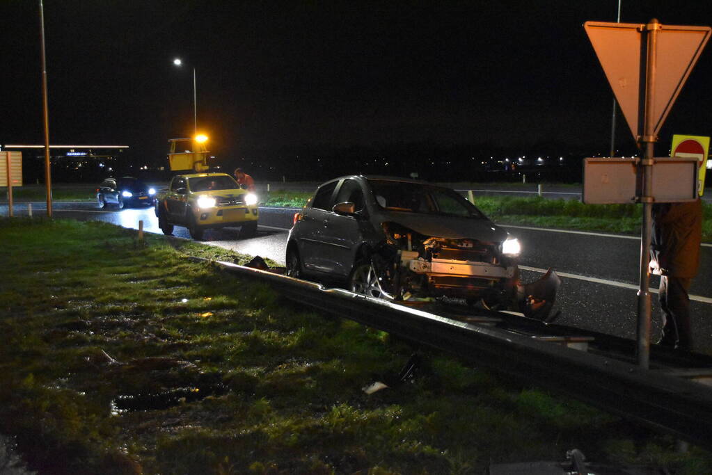 Automobilist belandt op vangrail van afrit