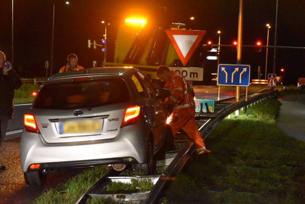 Automobilist belandt op vangrail van afrit