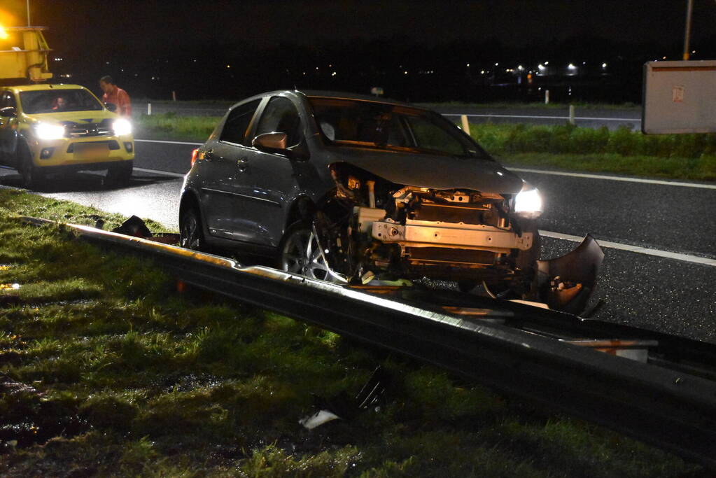 Automobilist belandt op vangrail van afrit