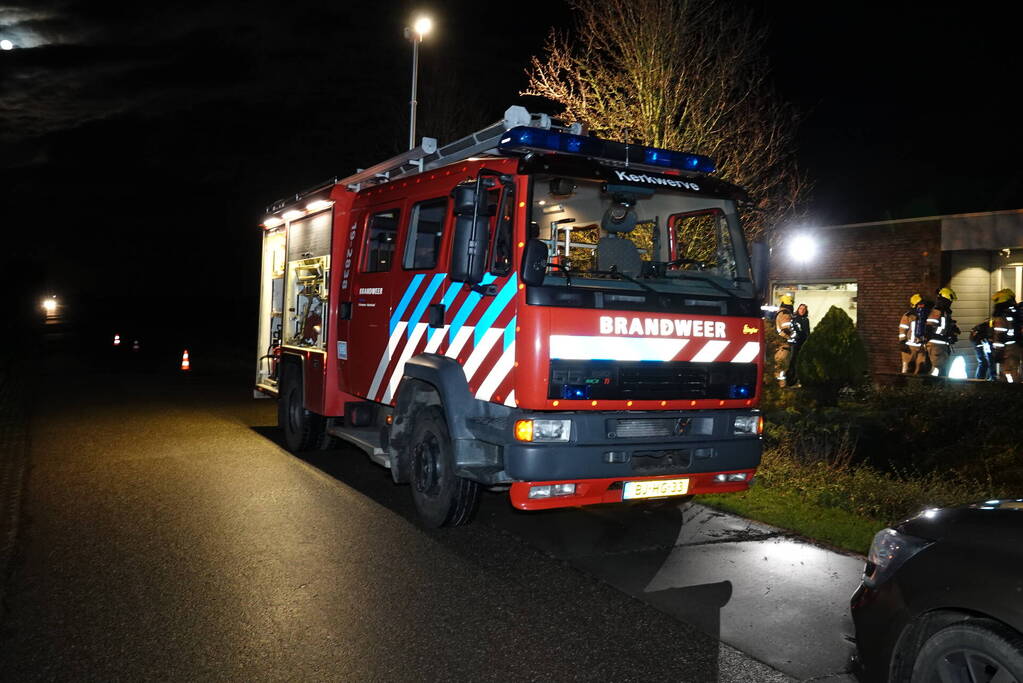 Woning vol rook door brandende kerstkrans