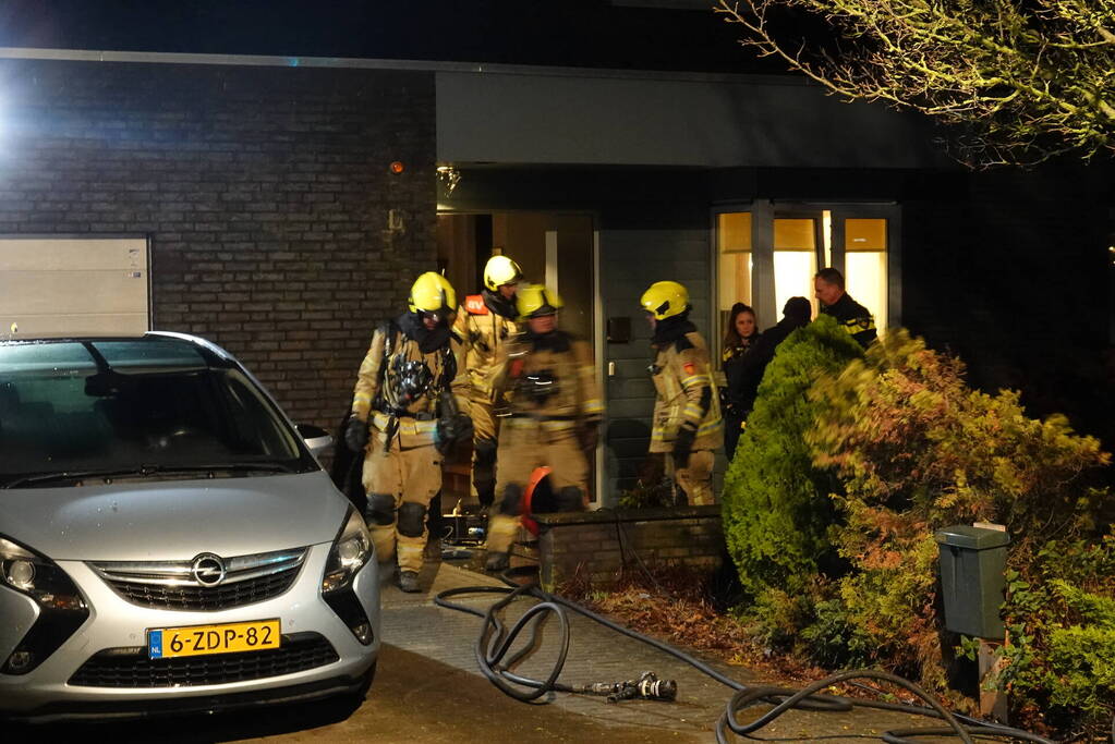 Woning vol rook door brandende kerstkrans