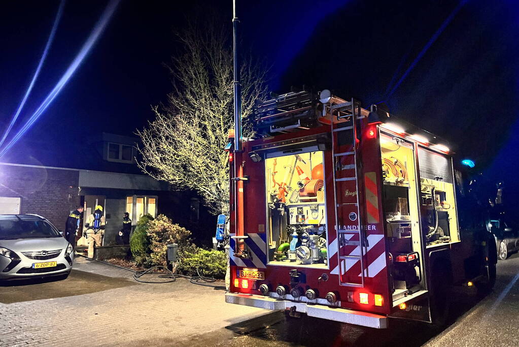 Woning vol rook door brandende kerstkrans