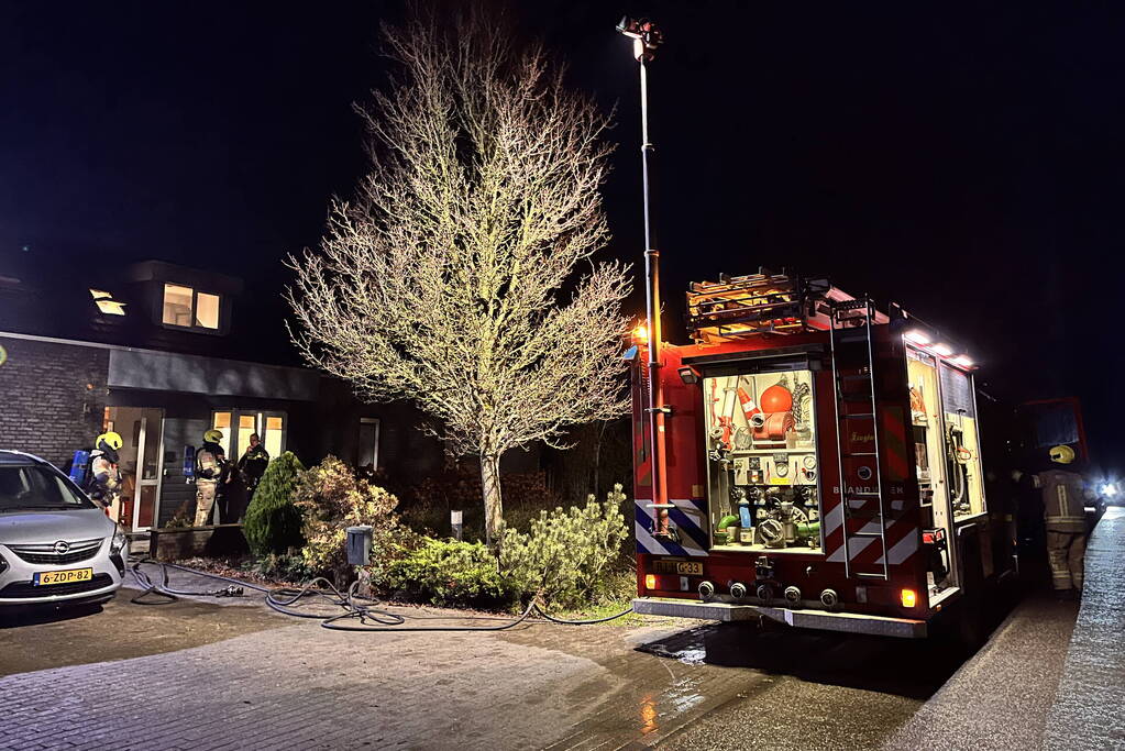 Woning vol rook door brandende kerstkrans