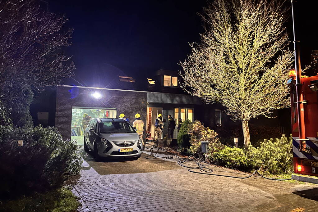 Woning vol rook door brandende kerstkrans