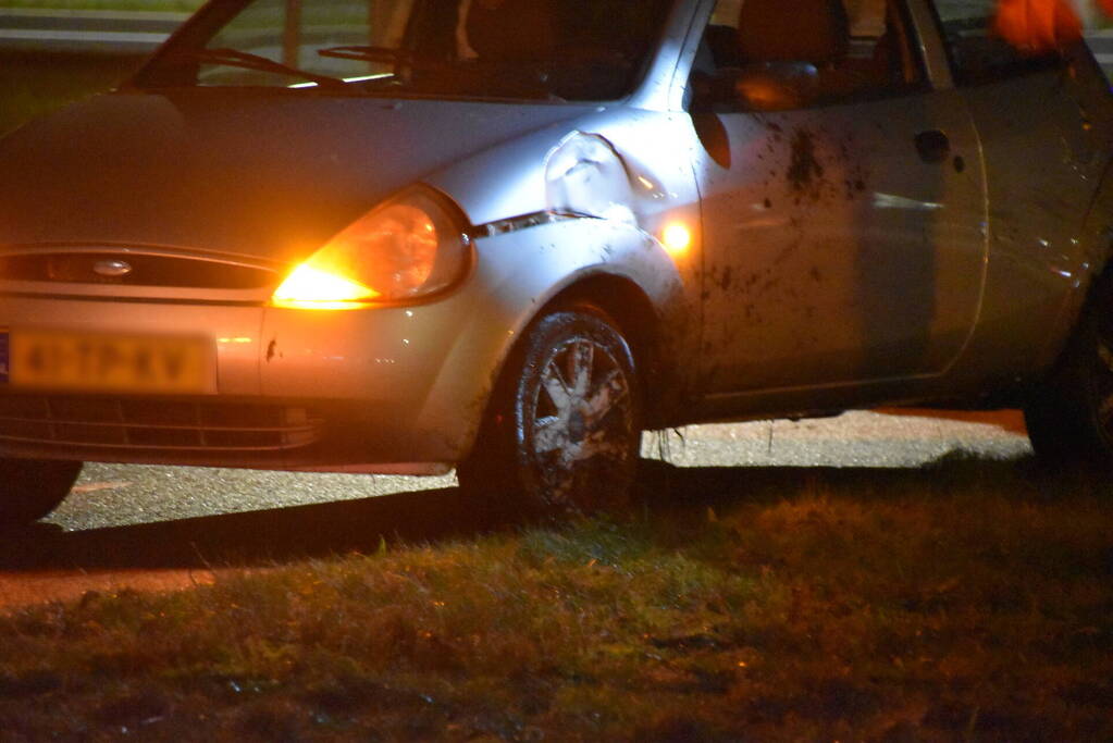 Automobilist vliegt uit de bocht en klapt op lantaarnpaal