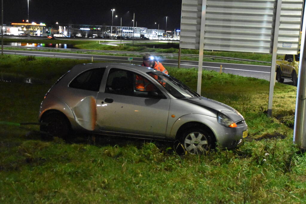 Automobilist vliegt uit de bocht en klapt op lantaarnpaal