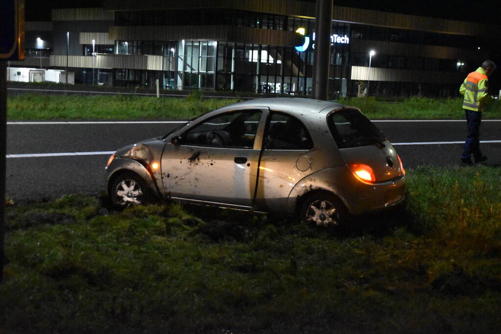 Automobilist vliegt uit de bocht en klapt op lantaarnpaal