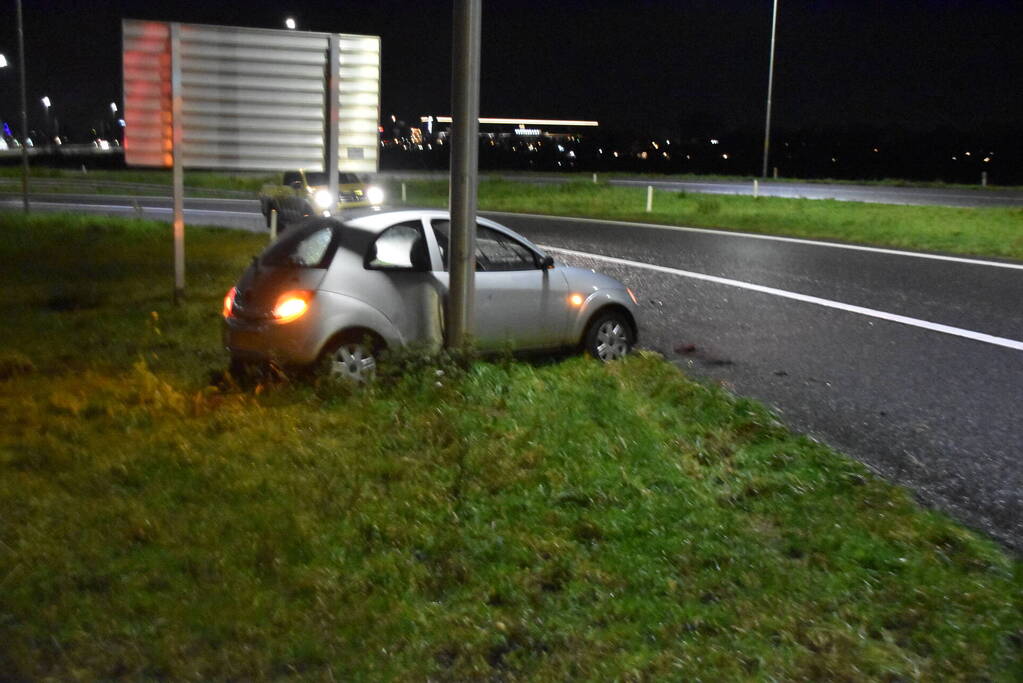 Automobilist vliegt uit de bocht en klapt op lantaarnpaal