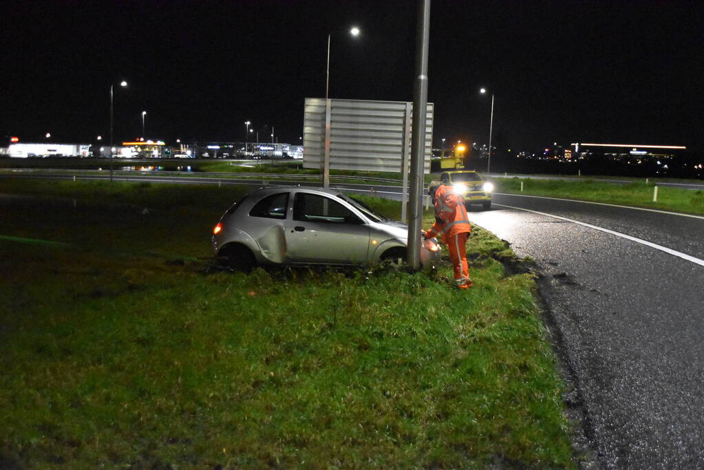 Automobilist vliegt uit de bocht en klapt op lantaarnpaal